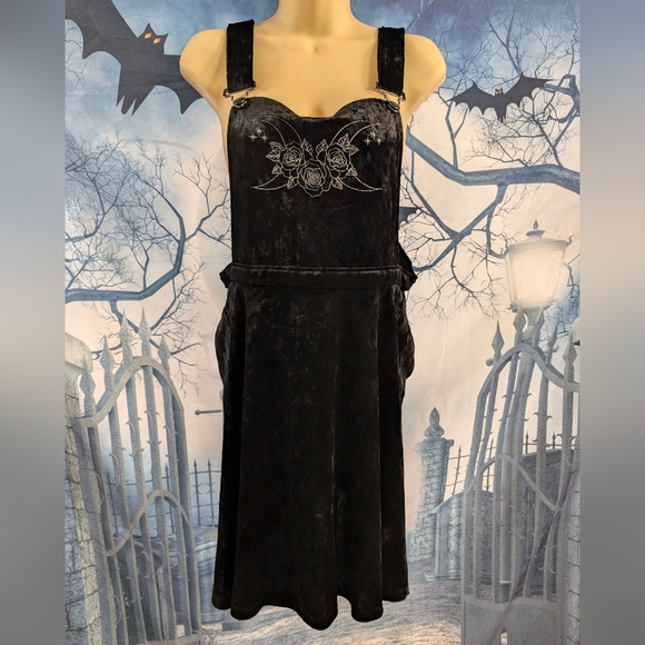 Hot Topic Dresses & Skirts - Hot topic Gothic velvet roses moons overall suspender dress sz L